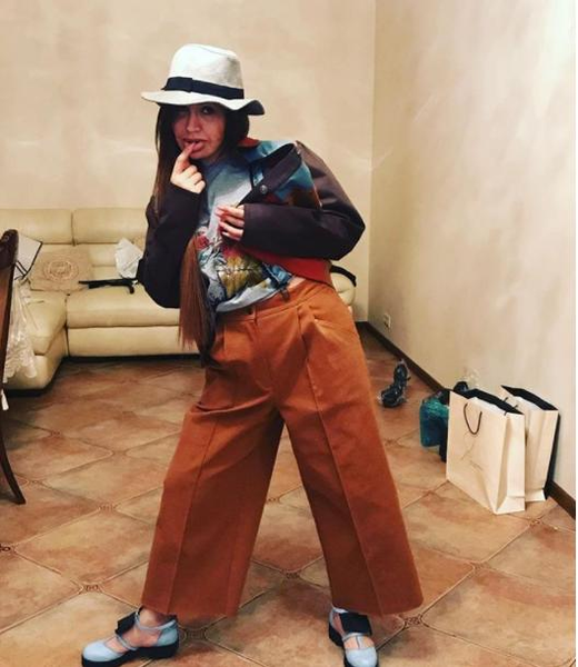 Rəqsanəni geyiminə görə "yıxıb-sürüdülər"