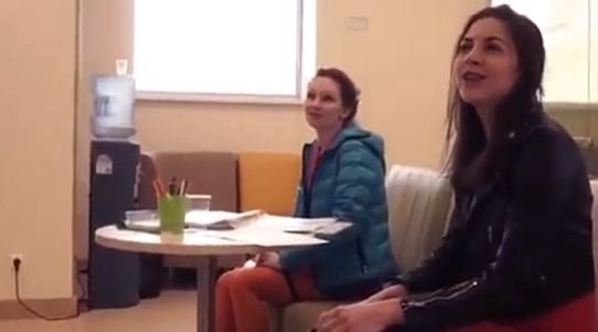 Banka gələn iki qadın heç kimin gözləmədiyi hərəkət etdi (VİDEO)