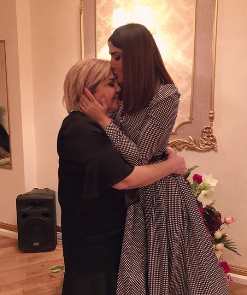 Pərvindən anasına: "Həm nəfəs verən, həm də nəfəsim olan Arzum"