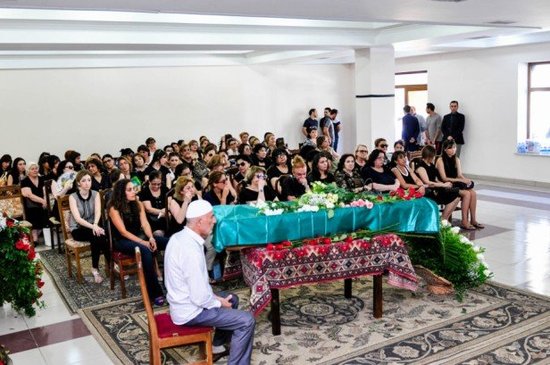 Xalq artistimizin həyat yoldaşının dəfnindən ÜRƏKDAĞLAYAN FOTOLAR