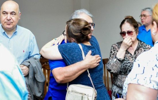 Xalq artistimizin həyat yoldaşının dəfnindən ÜRƏKDAĞLAYAN FOTOLAR