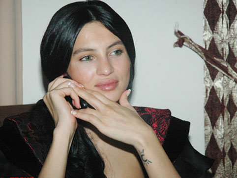 Azərbaycanlı model Günay Musayeva festivala alt paltarında qatıldı - FOTO