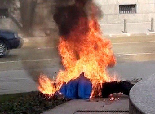SON DƏQİQƏ! Məşhur idmançımız Nazirliyin qarşısında benzinlə özünü yandırır: "Cəsarətiniz varsa..." - VİDEO