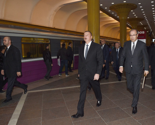 Prezident İlham Əliyev metroda - FOTOLAR