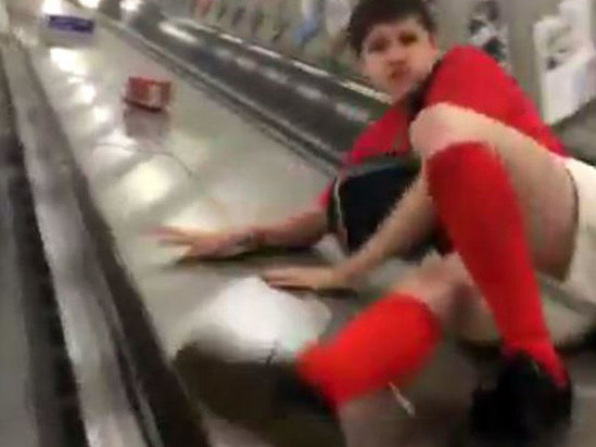 Metroda ekskalatordan yıxılan oğlan kişilikdən məhrum oldu - VİDEO