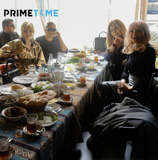 Küsülü xalq artistləri Aygün və Zülfiyyə üz-üzə gəlib, eyni masada oturdular (FOTO)