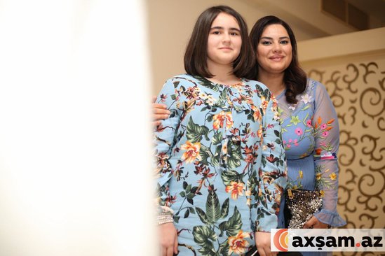 Aytən Səfərova özündən gözəl qızı Ayza ilə toyda - FOTOLAR