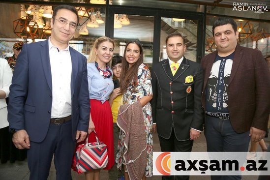 Leyla Əliyeva əkizləri ilə sərgidə - Fotolar