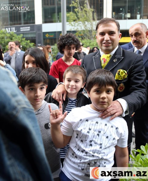 Leyla Əliyeva əkizləri ilə sərgidə - Fotolar