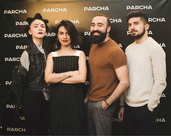 Əməkdar artistin əkiz qızları podiumda – FOTO + VİDEO