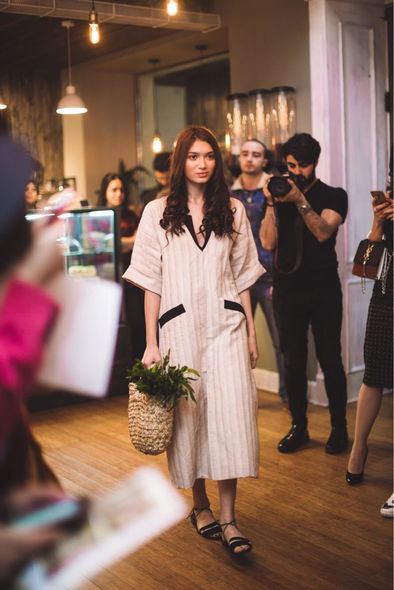 Əməkdar artistin əkiz qızları podiumda – FOTO + VİDEO