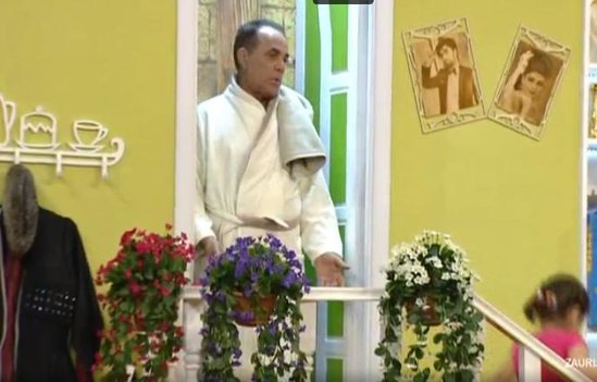 63 yaşlı müğənni efirə hamam xalatı ilə çıxdı - Fotolar