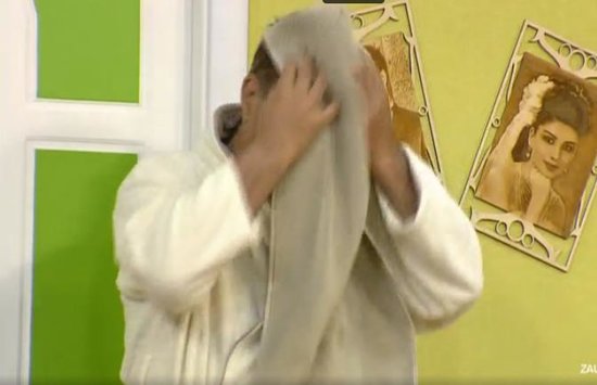 63 yaşlı müğənni efirə hamam xalatı ilə çıxdı - Fotolar