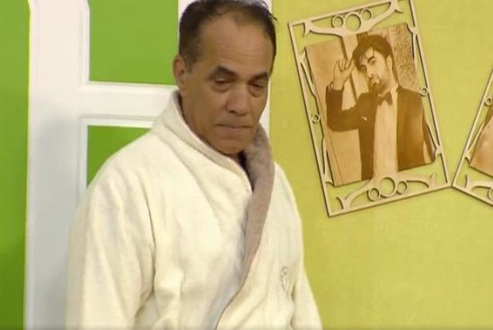 63 yaşlı müğənni efirə hamam xalatı ilə çıxdı - Fotolar