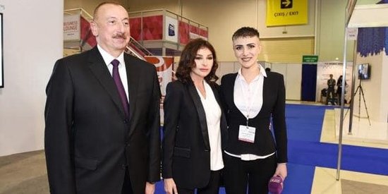 Prezident və xanımı teleaparıcı ilə söhbət etdi: "AZTV-də işləmisiniz" (VİDEO)