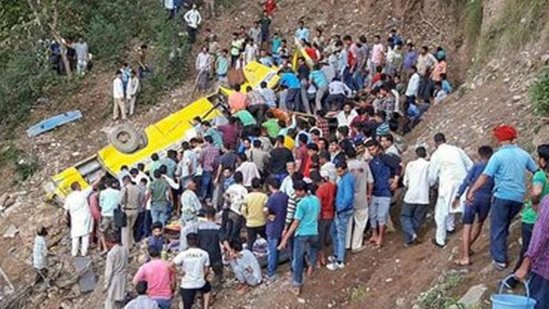 Avtobus 60 metrlik uçurumdan aşdı - 12 ölü, 18 yaralı