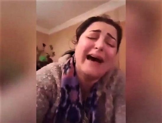 Anamın öldüyünü hamı bilsin: Azərbaycanda qadın yas yerindən selfi etdi - VİDEO