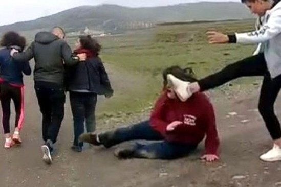 İki qızı alt paltarlarına qədər soyundurdular, hər anı kameraya çəkildi - VİDEO + FOTO