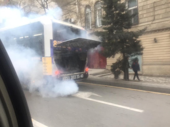 SON DƏQİQƏ: Bakının mərkəzində avtobus yanır+FOTO