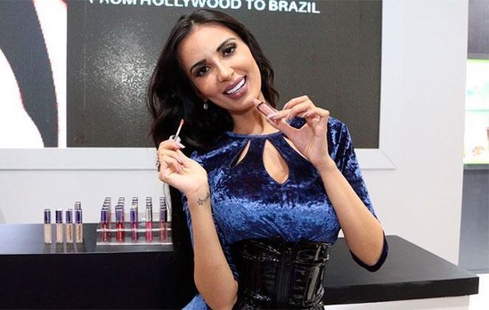 Rəqqasə ad günü etdi, hamı qırmızı geyindi - Fotolar