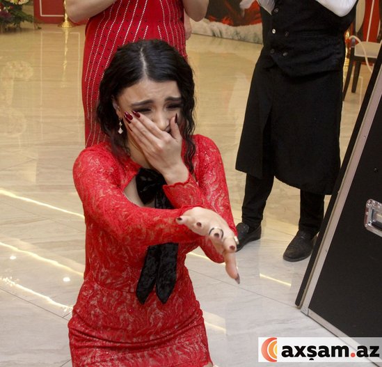 Rəqqasə ad günü etdi, hamı qırmızı geyindi - Fotolar