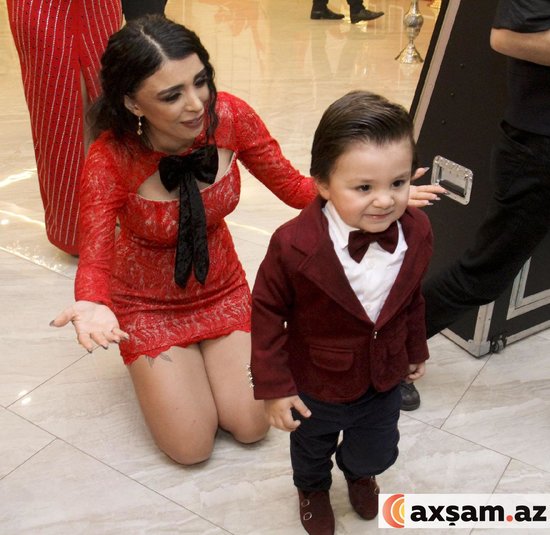 Rəqqasə ad günü etdi, hamı qırmızı geyindi - Fotolar