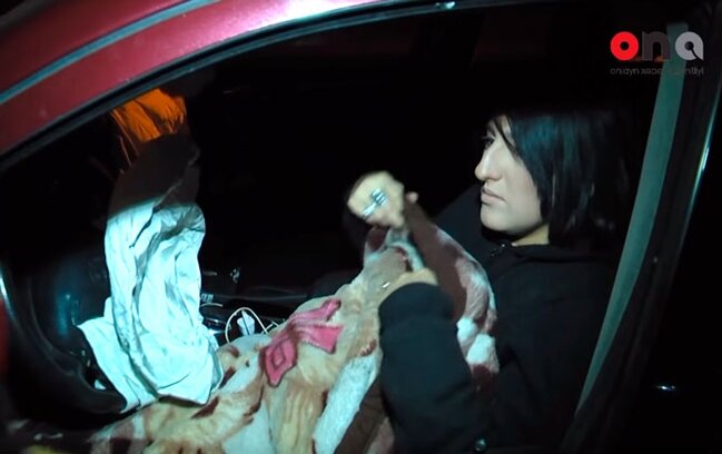 "Ağrıyıram, vəssalam və şok" – Bakıda qadın sürücü maşını betona çırpdı (VİDEO)
