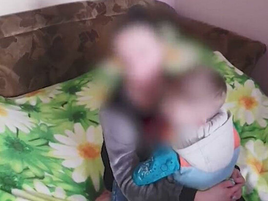 İlin ən iyrənc cinayəti: 4 yaşlı oğlunu zorlayıb videoları satan ana tutuldu - VİDEO - FOTO