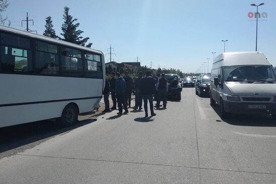 Bakı-Sumqayıt yolunda avtobus qəzaya uğradı - Yaralananlar var