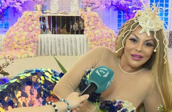 Aygün "dəniz qızı" olub masaya uzandı - Fotolar