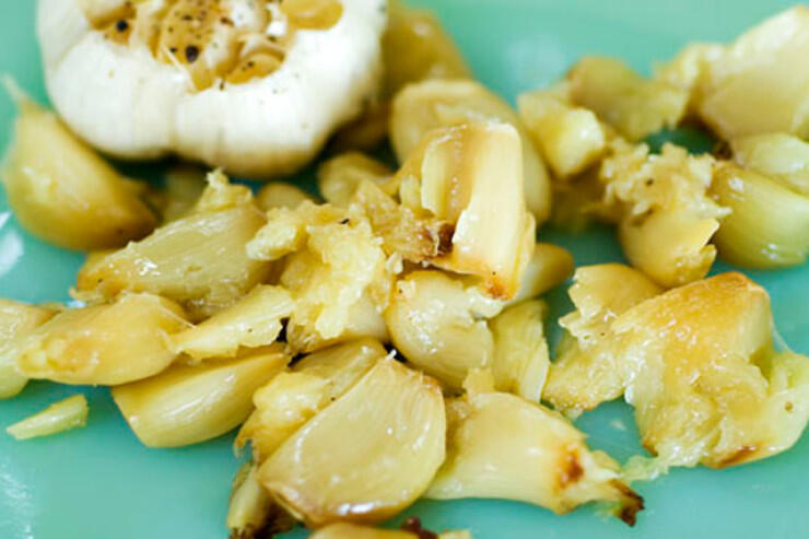 Жареный чеснок. Картошка в сметане выложите в смазанную маслом форму, как лепестки. Жареный чеснок. Чесночное масло фото. Запеченный чеснок с маслом сливочным.