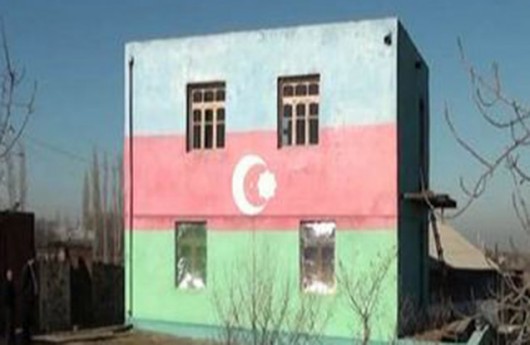 Evini Azərbaycan bayrağının rənglərinə bürüdü - FOTOLAR