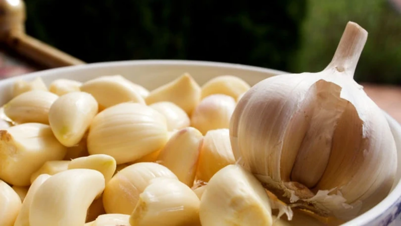 Ağız təmizliyində sarımsaq satışdakı qarqara vasitələrindən daha təsirlidir - ARAŞDIRMA