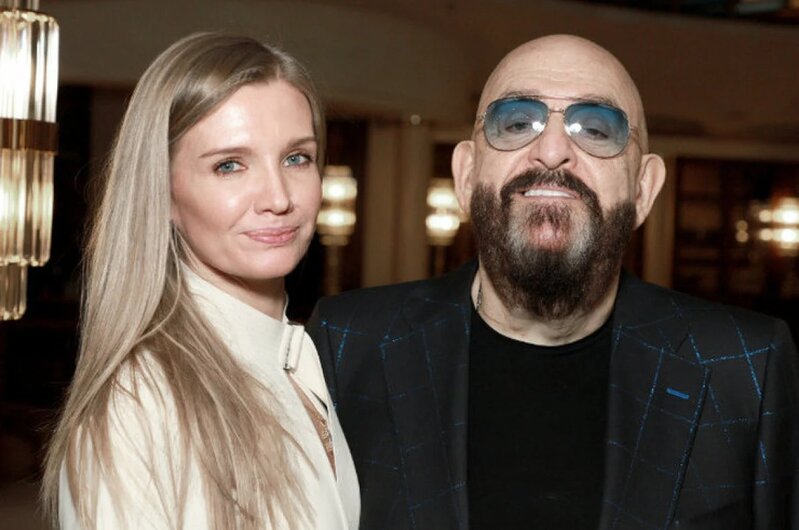 77 yaşlı rusiyalı ulduz özündən 29 yaş kiçik rəqqasə ilə evləndi