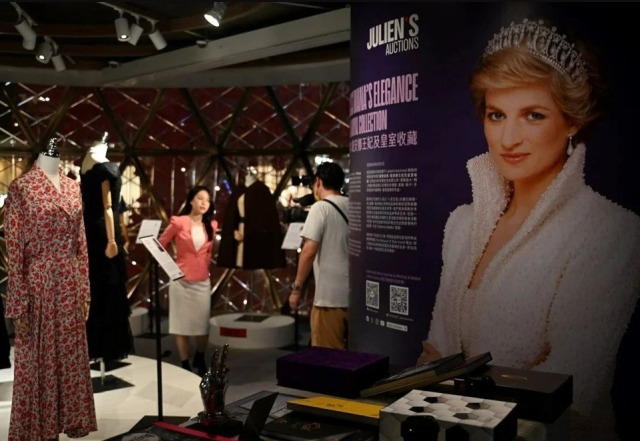 Şahzadə Diananın kolleksiyası 5 milyon dollara satıldı - FOTOLAR
