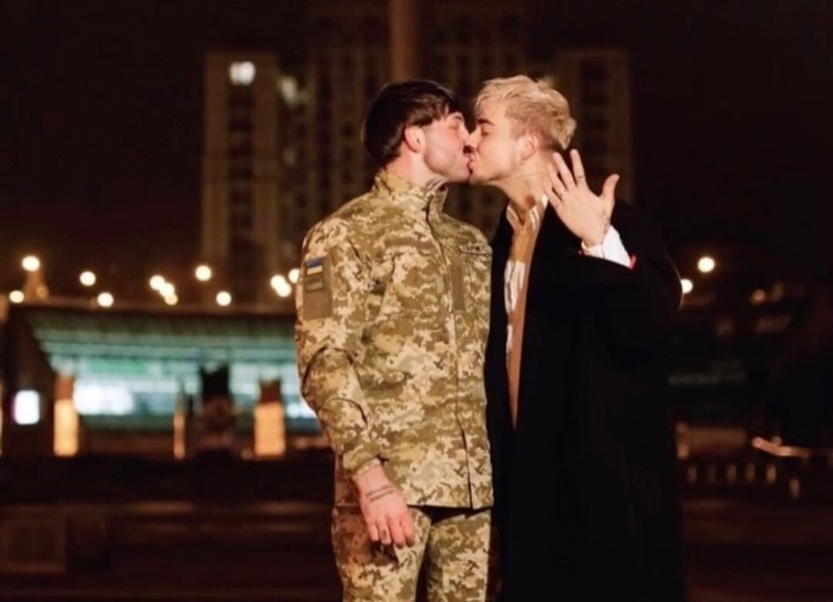 Ukraynalı müğənni həmcinsi ilə evlənir - FOTOLAR