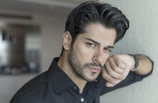 Burak Özçivit yaraşıqlı olmağının sənətinə təsir etmədiyini bildirib - FOTOLAR