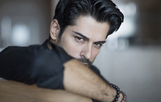 Burak Özçivit yaraşıqlı olmağının sənətinə təsir etmədiyini bildirib - FOTOLAR