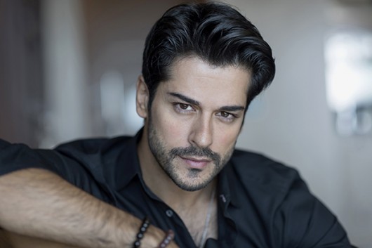 Burak Özçivit yaraşıqlı olmağının sənətinə təsir etmədiyini bildirib - FOTOLAR