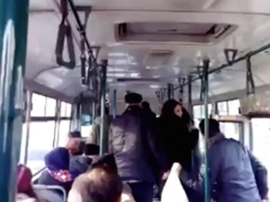 Bakıda sərnişin avtobusunda dava düşdü: söyüşün biri bir qəpik! - VİDEO