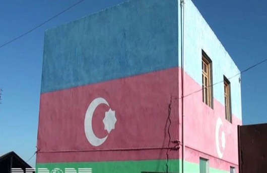 Evini Azərbaycan bayrağının rənglərinə bürüdü - FOTOLAR