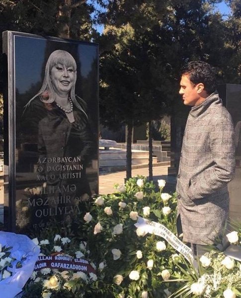 Nadir Qafarzadə xalq artistinin məzarında - FOTO