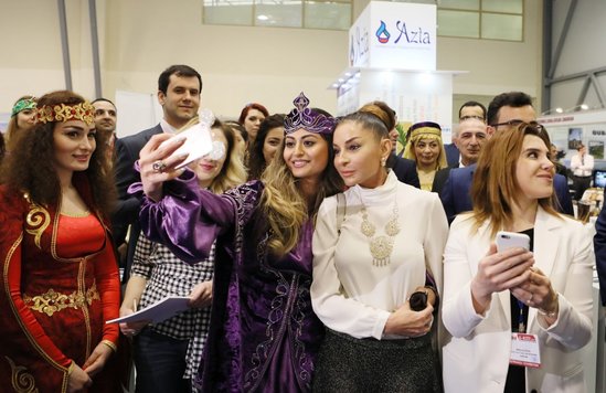 Mehriban Əliyeva "selfi" çəkdirdi - FOTO