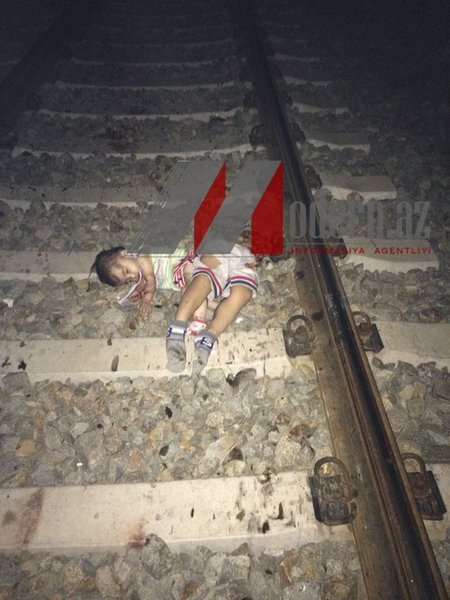 Azərbaycanda DƏHŞƏTLİ OLAY! Qohumu ilə dalaşdı, özünü körpələri ilə birgə qatarın altına atdı - ÜRƏKDAĞLAYAN FOTO