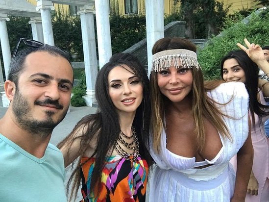 46 yaşlı xalq artistimizin dərin sinə dekoltesi - HAMI BU GEYİMDƏN DANIŞIR - FOTO