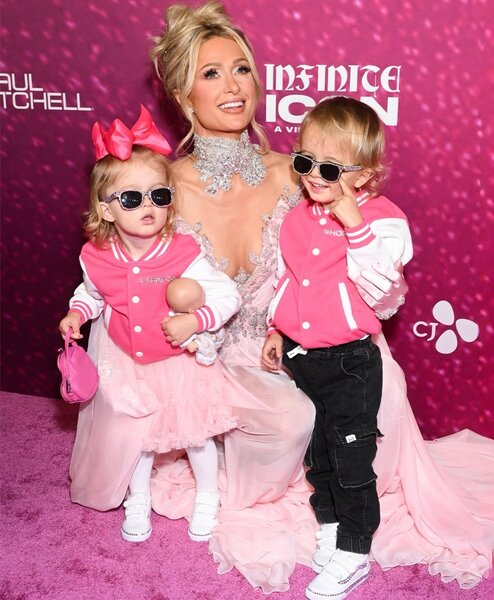 Peris Hilton ilk dəfə ailəsi ilə qırmızı xalçada - Fotolar