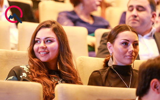 Nazir gəlini Safura dizayner bacısı ilə konsertdə - YENİ FOTOLAR