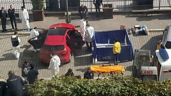 Dəhşət hadisə kamerada! Avtomobildə sevgilisini...+VİDEO