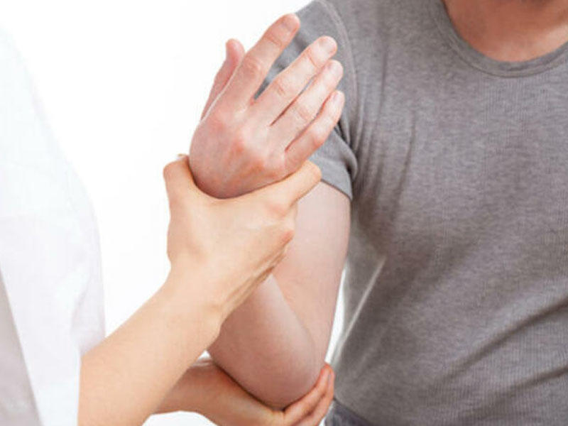 Онемение руки до локтя. Кубитальный канал локтевого сустава. Немеет левая рука кисть. Немеет указательный палец левой руки причины. Немеет левая рука пальцы.