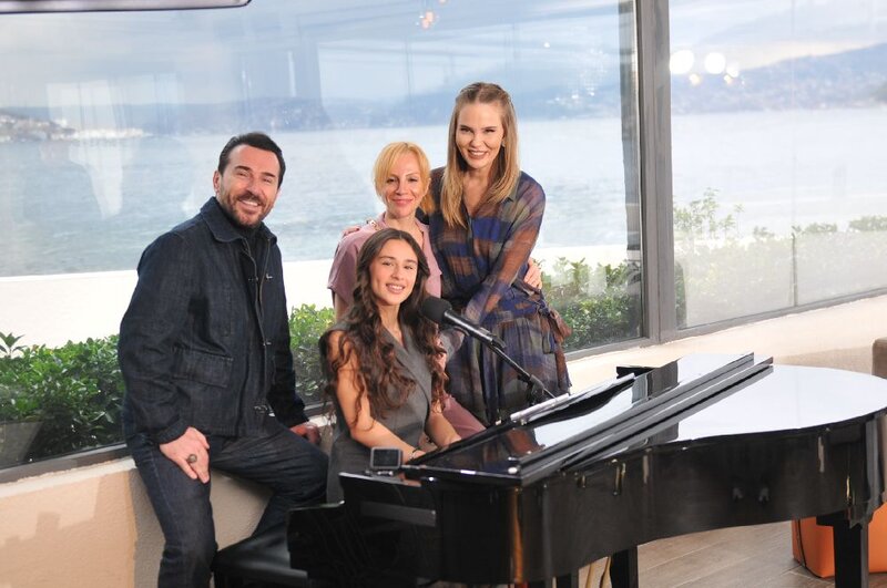 Rekor qıran mahnının ifaçısı bu məşhurun qızı imiş - FOTO